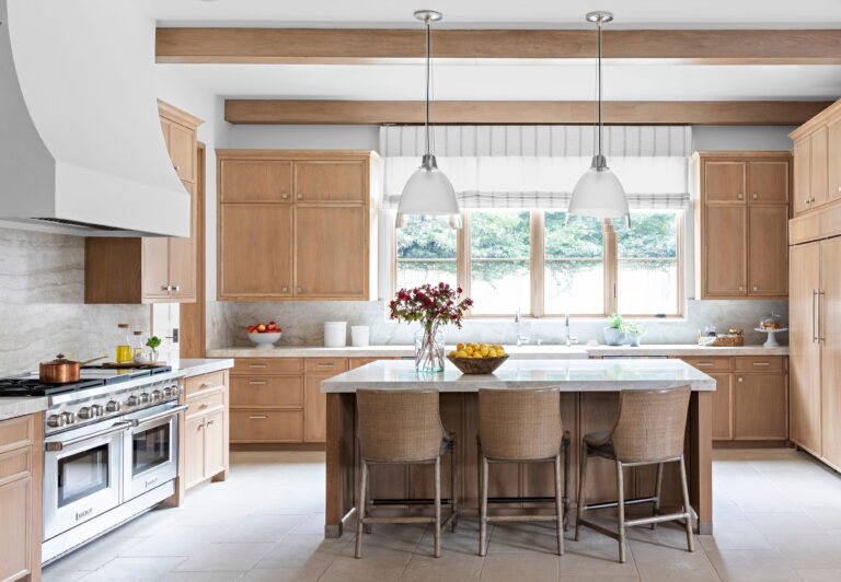 Sand-Inspired-Coastal-Kitchen-4526_181112_Varma-6lFxOopwq2OA4KE6SahDWr-f18b6cf561374248a489fa576ffc7642